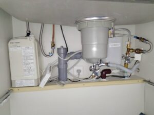 カウンターオン（内蔵）タイプ浄水器の取替工事　シンク内部写真